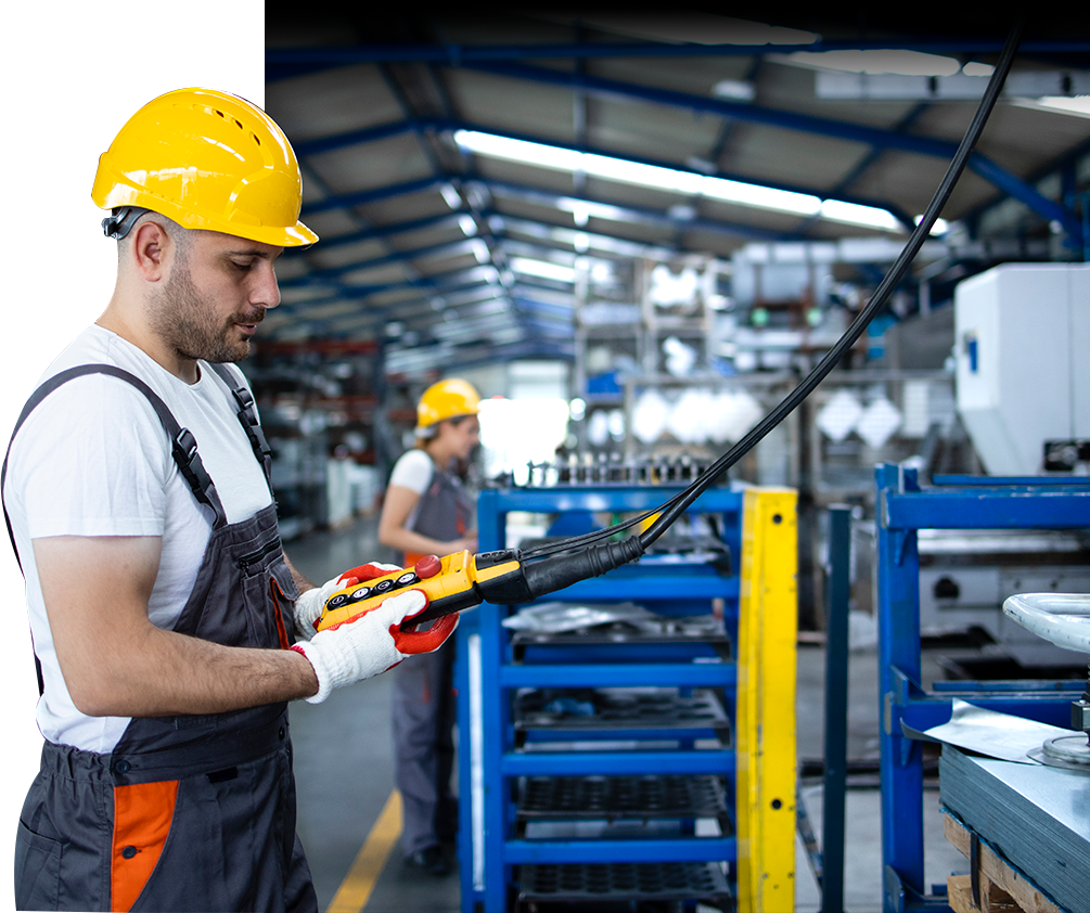hombre operando una maquina industrial